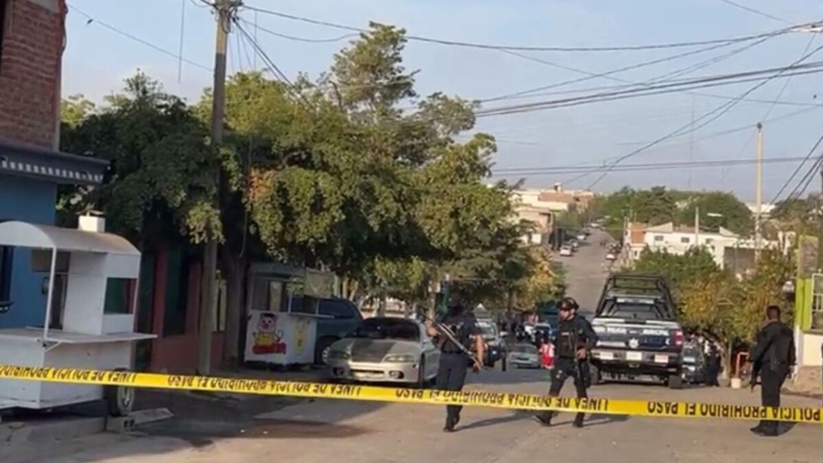 Un agente de la Policía Municipal de Culiacán perdió la vida la mañana de este martes, tras un ataque a balazos perpetrado en las inmediaciones de la base de la Secretaría de Seguridad Pública y Tránsito Municipal ubicada en la colonia Los Huizaches.