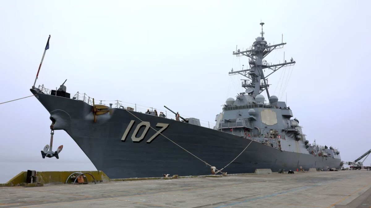 El buque destructor USS Gravely atracó en el muelle de San Juan de Ulúa del Puerto de Veracruz desde el pasado viernes por la tarde.