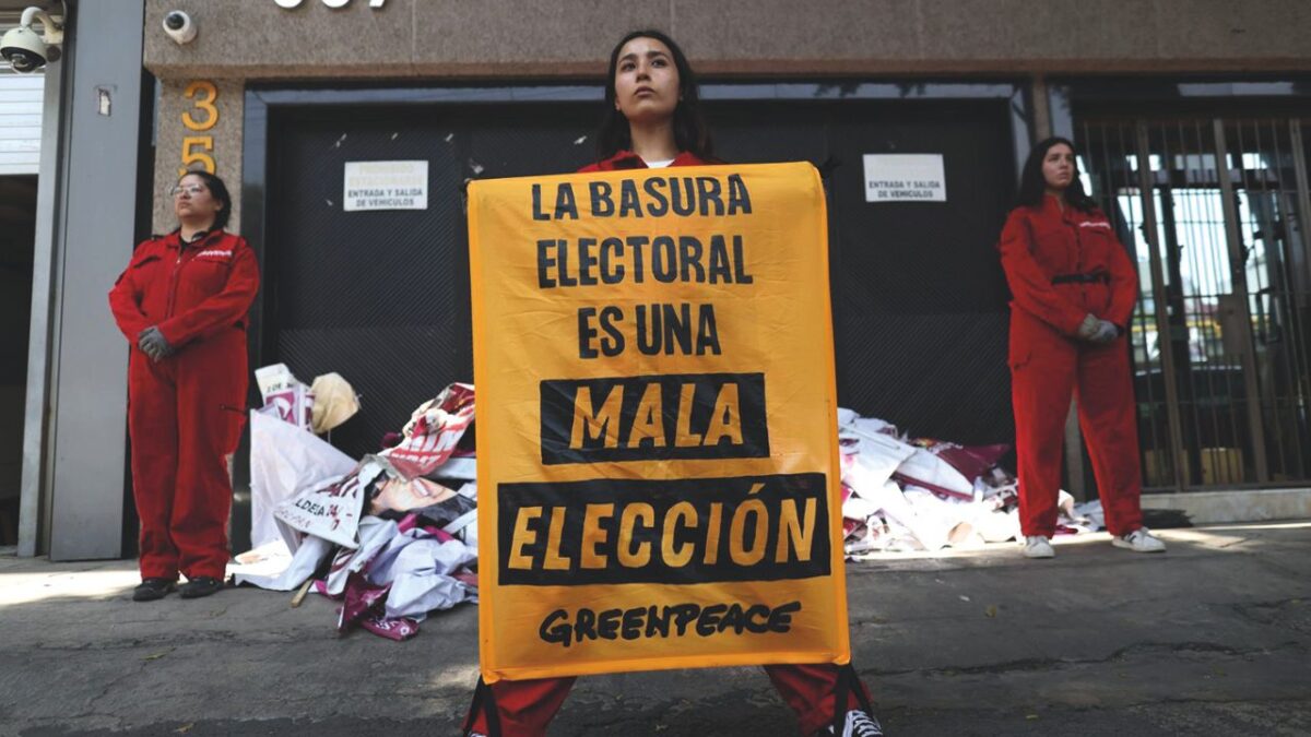 A pesar de las peticiones de ambientalistas para evitar el uso de propaganda, la cual contamina, los abanderados no dejan de usarla.
