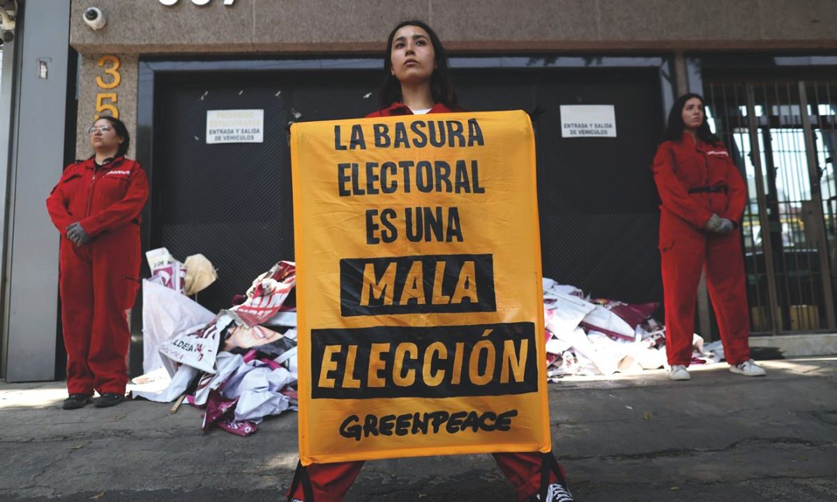 A pesar de las peticiones de ambientalistas para evitar el uso de propaganda, la cual contamina, los abanderados no dejan de usarla.