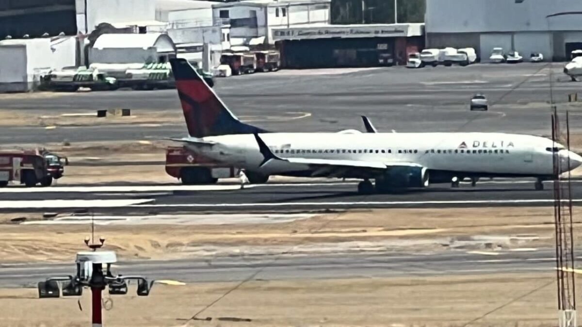 Avión aterriza de emergencia en el AICM por falla técnica
