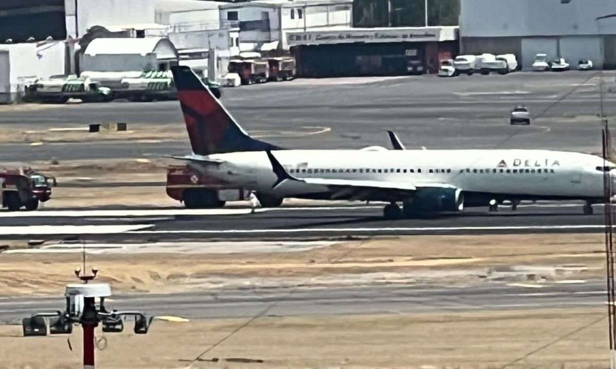 Avión aterriza de emergencia en el AICM por falla técnica