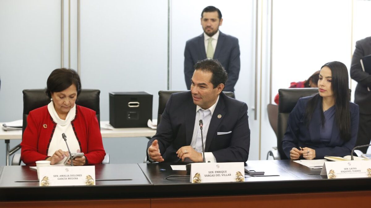El legislador Enrique Vargas celebró la inscripción con letras de oro de una frase alusiva al centenario de la fundación del Banco de México.