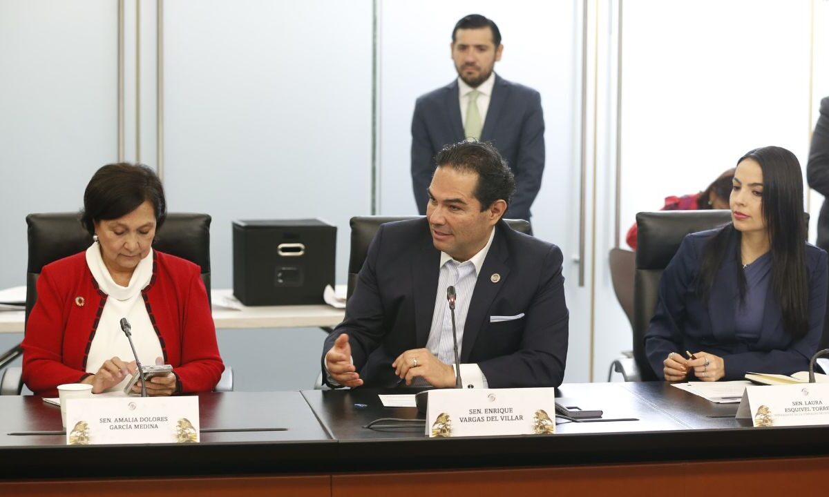 El legislador Enrique Vargas celebró la inscripción con letras de oro de una frase alusiva al centenario de la fundación del Banco de México.