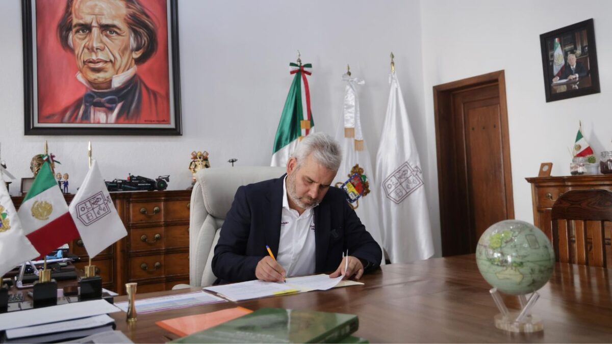 Alfredo Ramírez, gobernador de Michoacán, firmó y publicó un decreto que prohíbe la apología del delito en eventos públicos en la entidad.