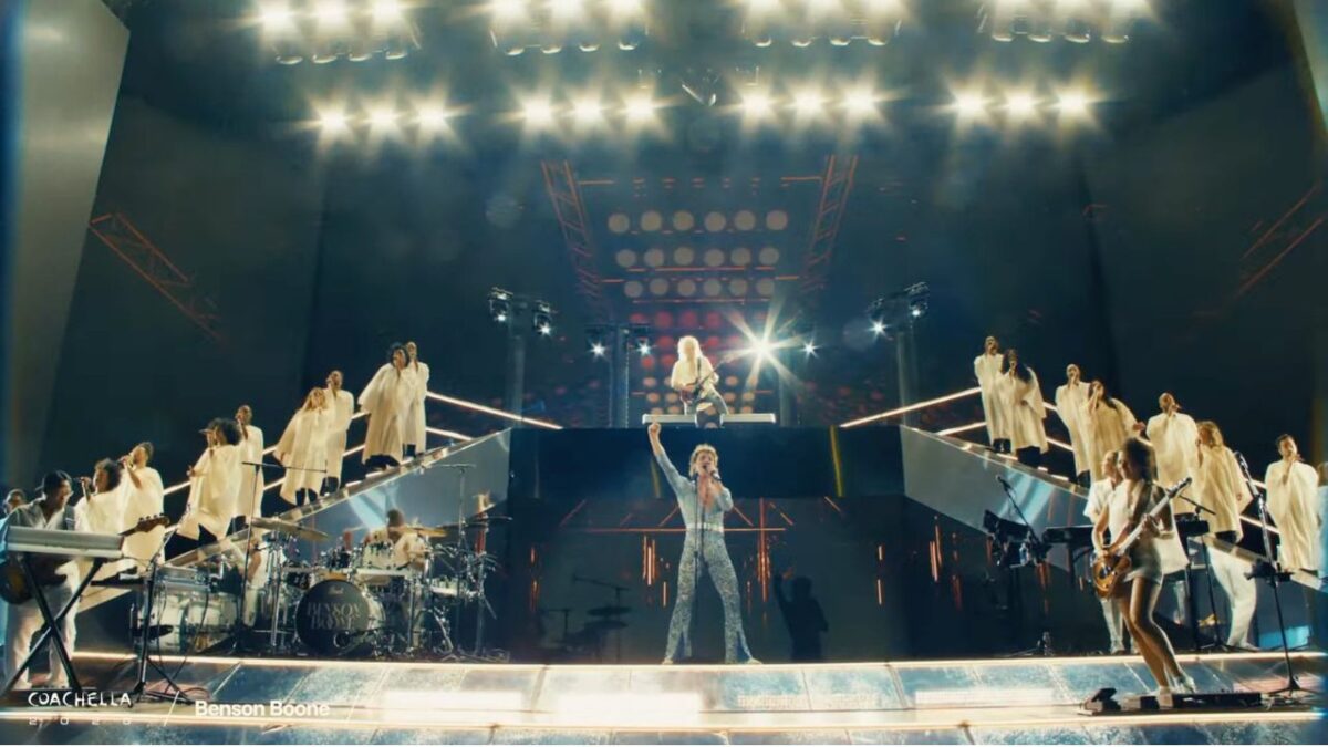 Benson Boone deleitó a Coachella con un increíble homenaje a Queen en el que la cereza fue la presencia del icónico Brian May en la guitarra.