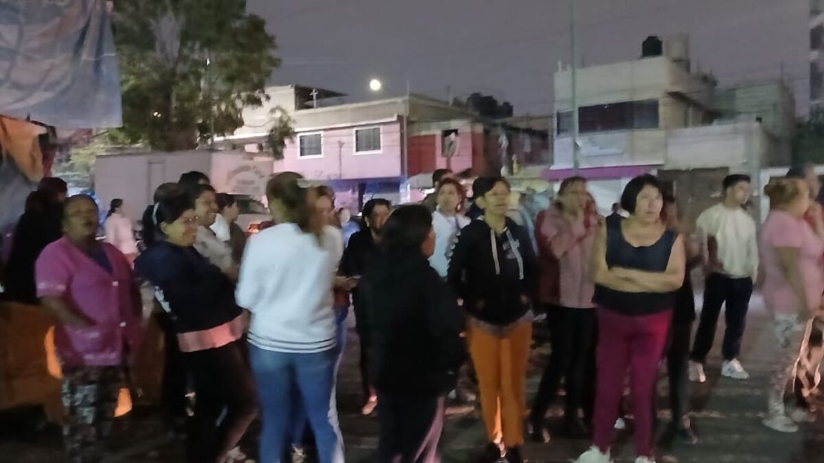 Habitantes de Chimalhuacán bloquearon el puente Los Rosales en demanda por agua potable que no llega desde hace 3 meses.