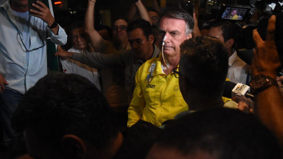 El expresidente de Brasil, Jair Bolsonaro se somete este domingo a una larga cirugía intestinal en Brasilia, tras una hospitalización en Natal por fuertes dolores vinculados al ataque con arma blanca que sufrió en 2018.