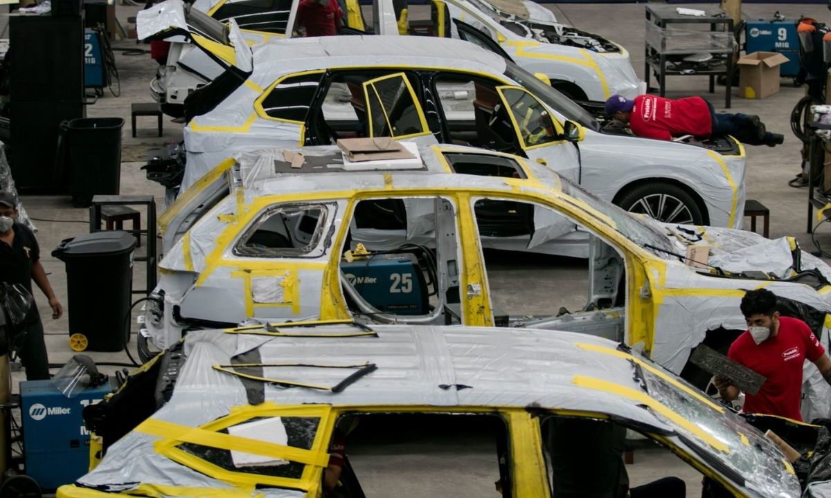 Durante marzo, la producción de autos ligeros disminuyó 0.8% a tasa mensual. Ese pobre resultado revierte el avance de 0.3% registrado en febrero.