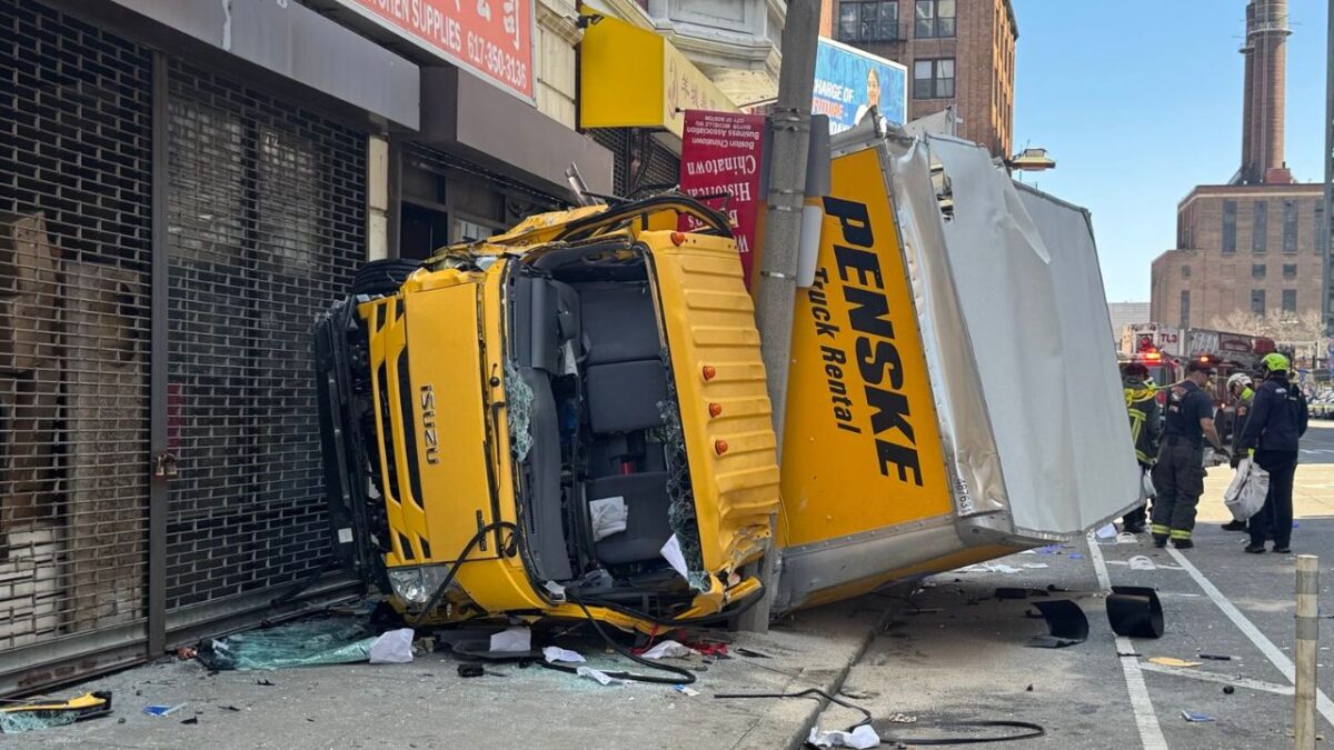 Un camión de la empresa Penske se estrelló contra postes y un edificio en Boston, EU; bomberos rescataron al chofer atrapado en la cabina.