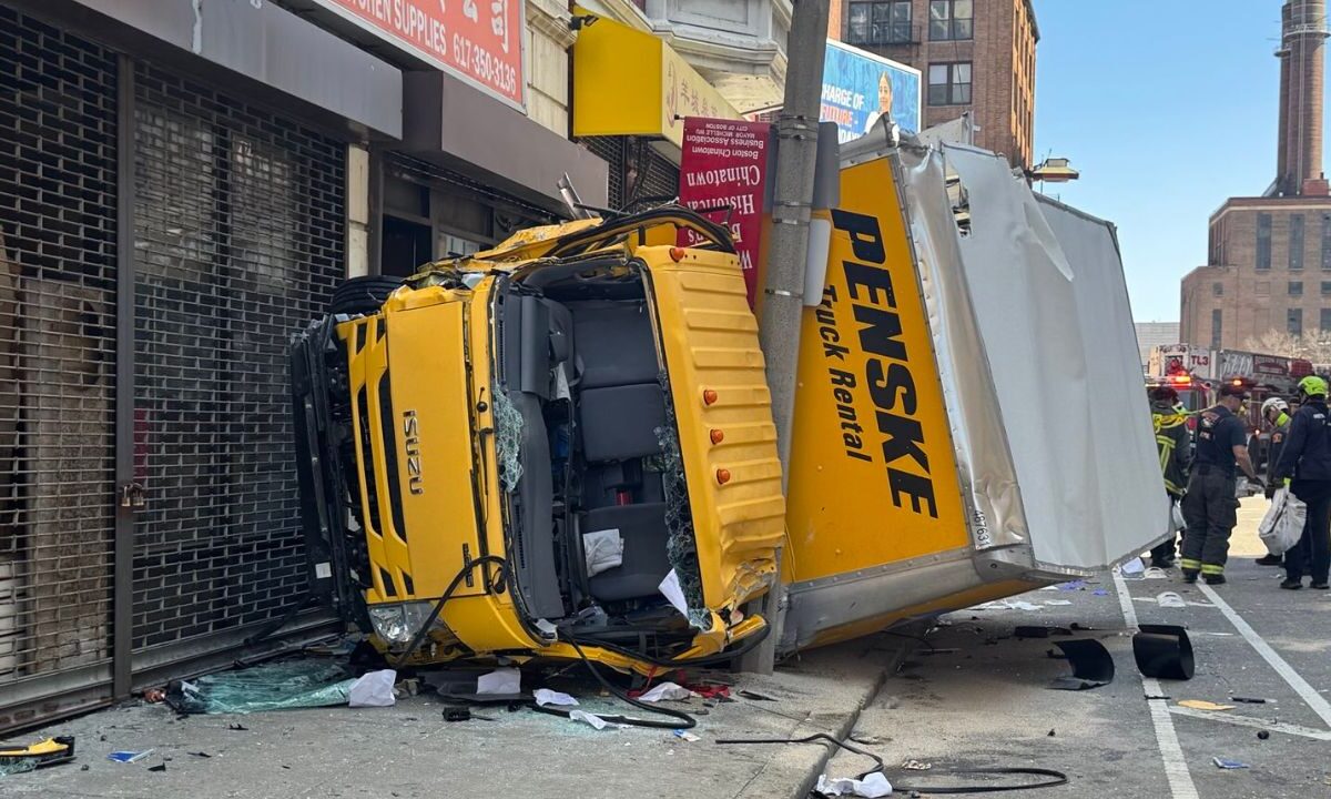 Un camión de la empresa Penske se estrelló contra postes y un edificio en Boston, EU; bomberos rescataron al chofer atrapado en la cabina.