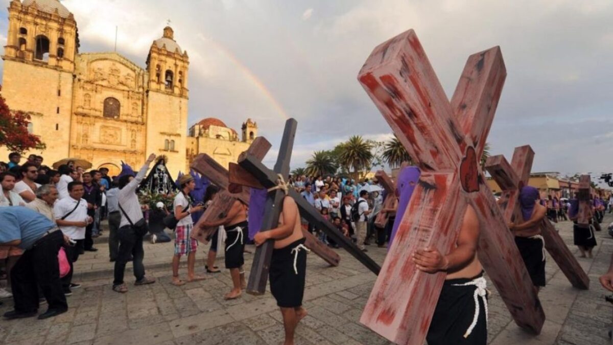 La capital oaxaqueña y taxco, en Guerrero, destacan por sus procesiones del silencio en Semana Santa.