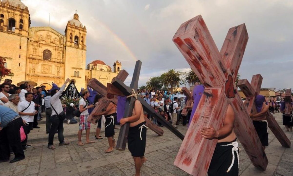 La capital oaxaqueña y taxco, en Guerrero, destacan por sus procesiones del silencio en Semana Santa.