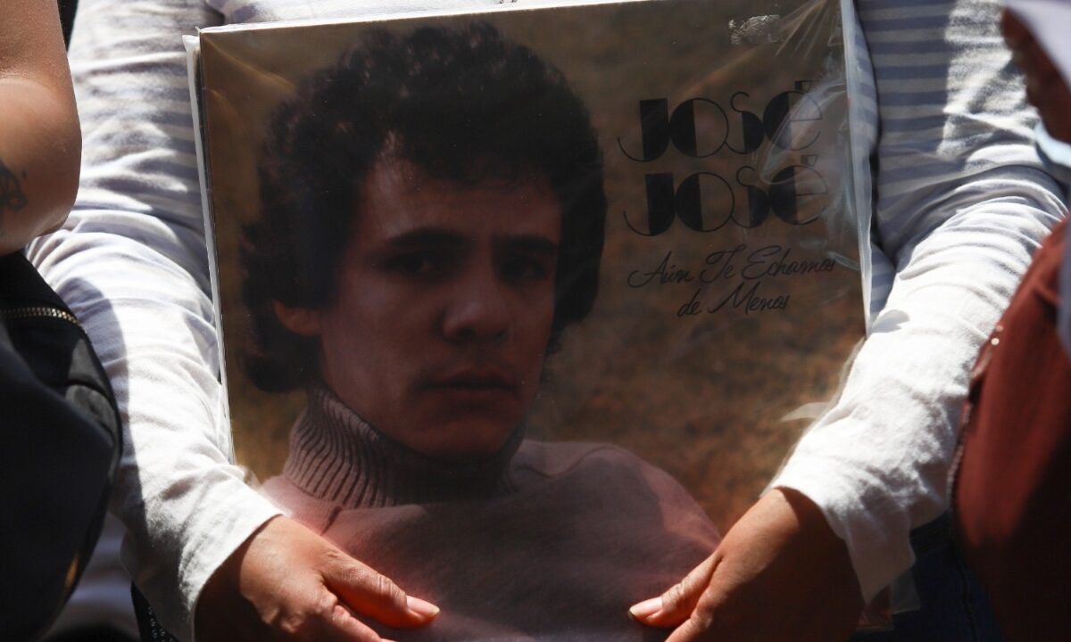 Fans celebran a José José
