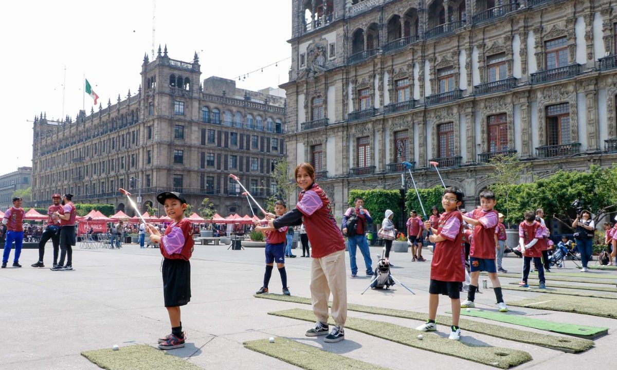 La jefa de Gobierno celebró una reunión privada con responsables de la coordinación internacional de golf con quienes diálogo sobre la manera de fomentar este deporte en la Ciudad de México y que pueda ser más accesible para la población.
