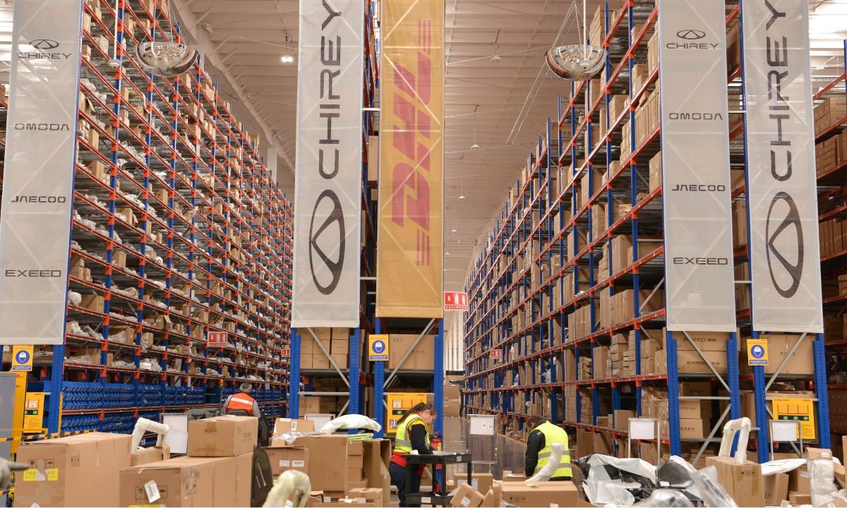 Chirey, en colaboración con DHL, tiene este almacén de 10,000 metros cuadrados, pieza clave del proceso logístico de la marca.
