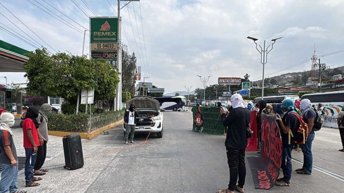 Estudiantes de la normal rural Raúl Isidro Burgos de Ayotzinapa, bloquearon la Autopista del Sol, para exigir justicia por el crimen del líder del Consejo de Ejidos y Comunidades Opositores a la Presa La Parota (Cecop) Marco Antonio Suástegui Muñoz.