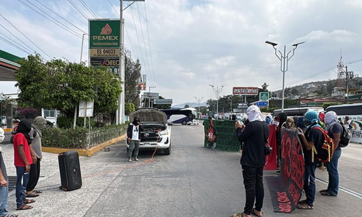 Estudiantes de la normal rural Raúl Isidro Burgos de Ayotzinapa, bloquearon la Autopista del Sol, para exigir justicia por el crimen del líder del Consejo de Ejidos y Comunidades Opositores a la Presa La Parota (Cecop) Marco Antonio Suástegui Muñoz.