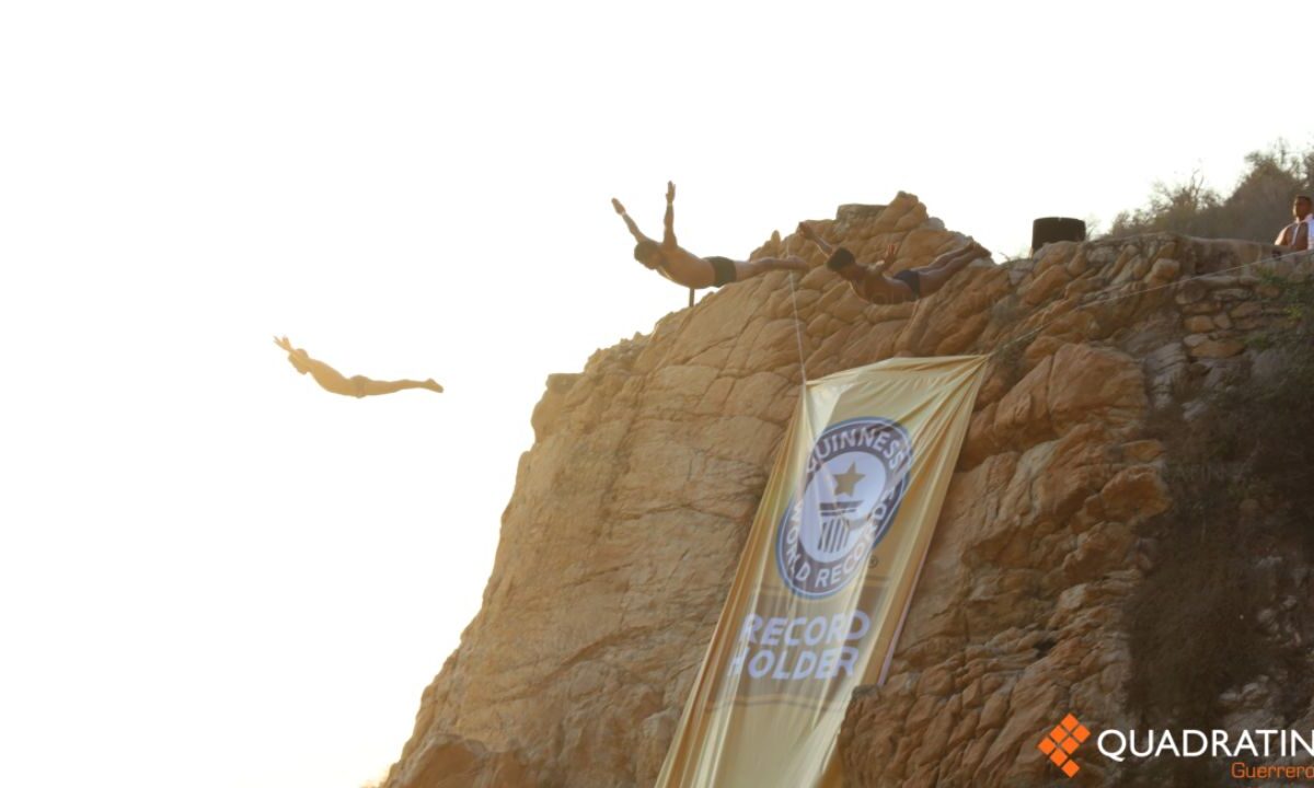Los clavadistas de La Quebrada, en el puerto de Acapulco, recibieron el Récord Guinness por el clavado de cabeza más alto del mundo.