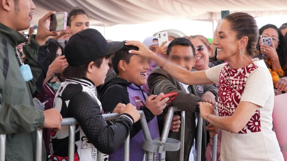 Claudia Sheinbaum saluda a niños durante su recorrido por Aguascalientes.