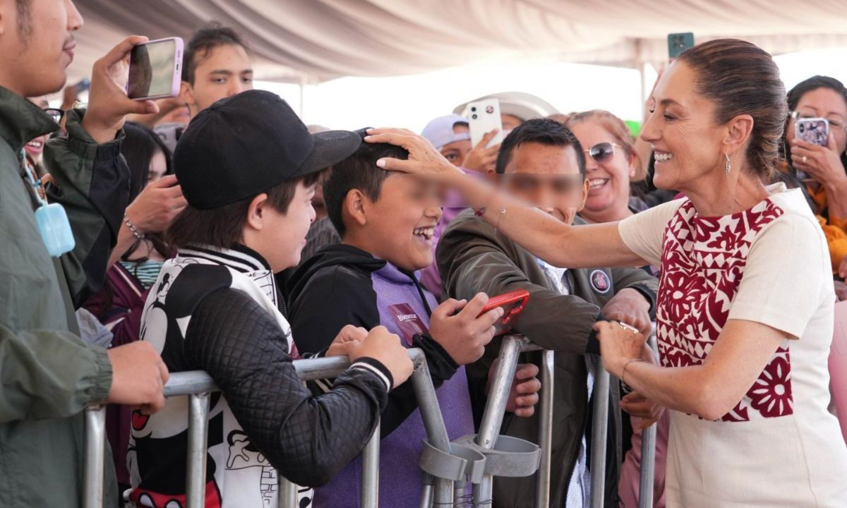Claudia Sheinbaum saluda a niños durante su recorrido por Aguascalientes.