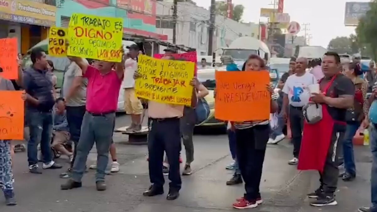 Comerciantes bloquean la carretera México-Puebla para pedir al gobierno municipal reubicación para seguir trabajando, tras ser desalojados.
