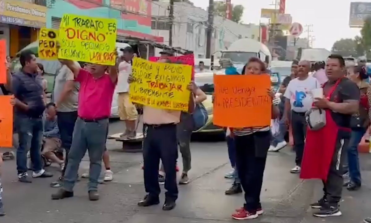 Comerciantes bloquean la carretera México-Puebla para pedir al gobierno municipal reubicación para seguir trabajando, tras ser desalojados.
