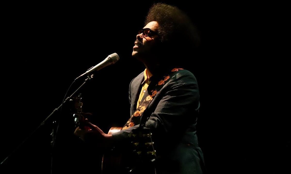 Alex Cuba ofreció un concierto emotivo y enérgico que llevó al público a levantarse de sus asientos.