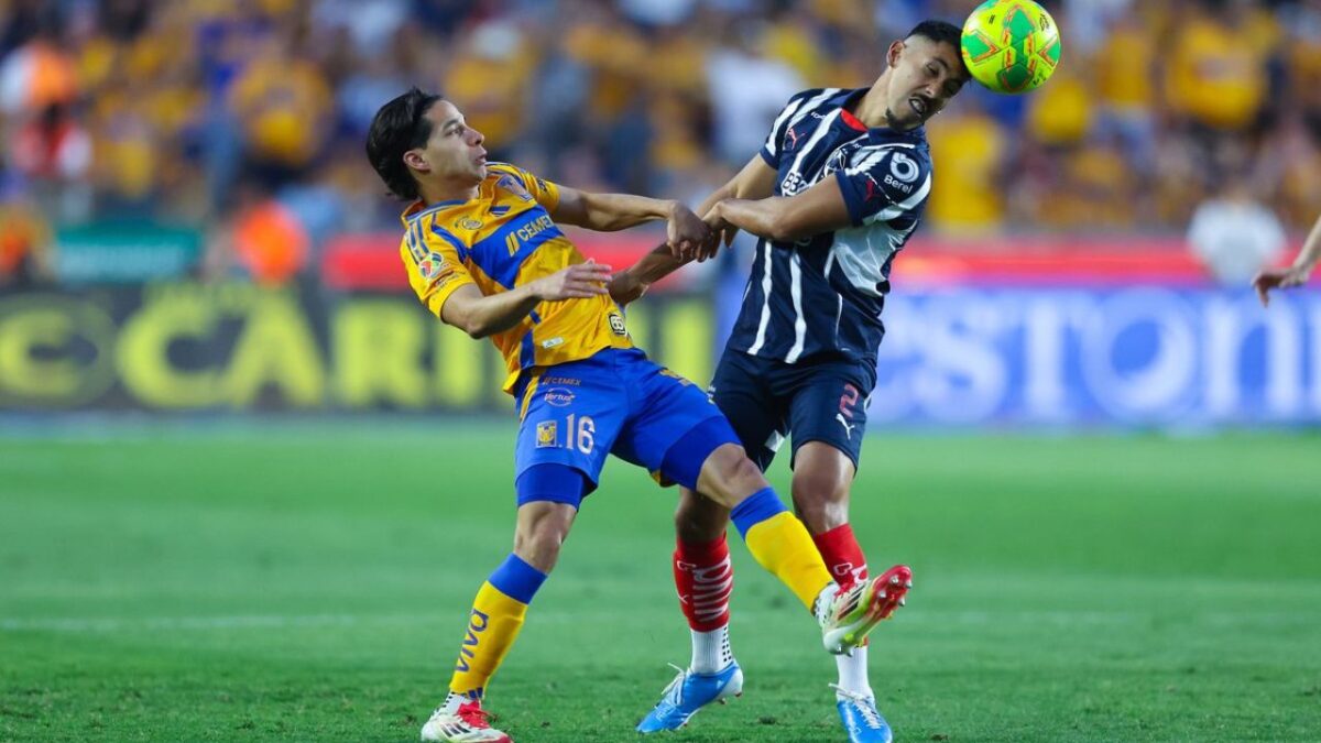 Tigres de la UANL sacó el triunfo en casa ante Monterrey en un clásico regio que remontó gracias a su perseverancia y algunas expulsiones.
