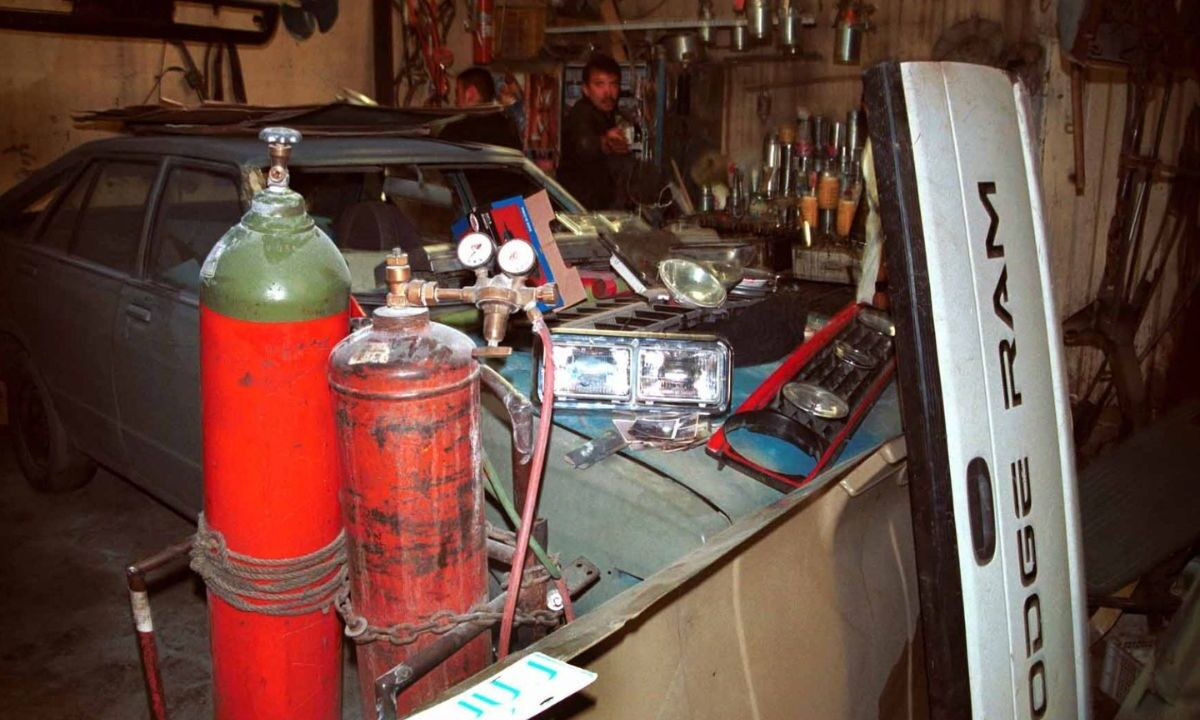 Congreso de la CDMX exhortó a los titulares de las 16 alcaldías a implementar operativos y estrategias permanentes para combatir la compra - venta de autopartes robadas.