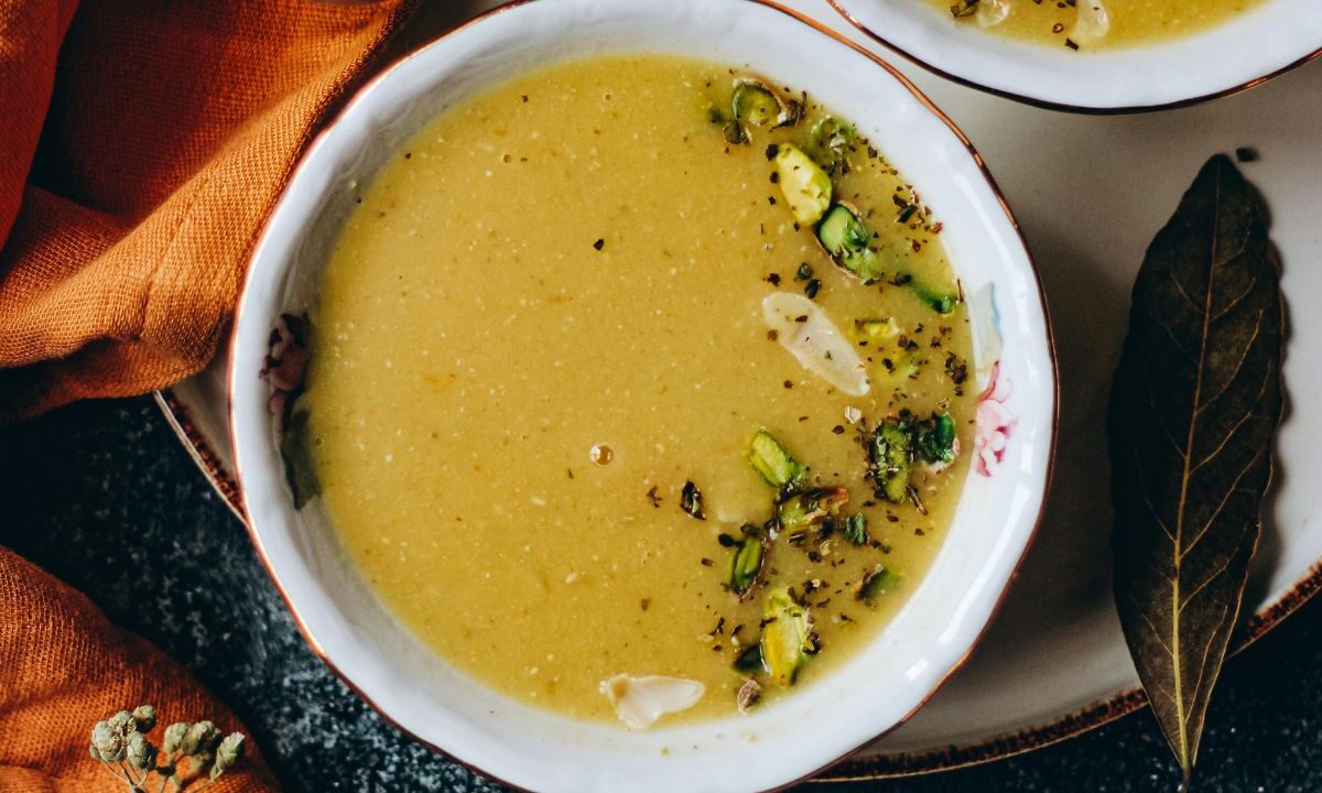 En los últimos meses se ha hablado mucho del caldo de huesos y sus beneficios pero ¿qué es este alimento y cómo es que ha cobrado popularidad?