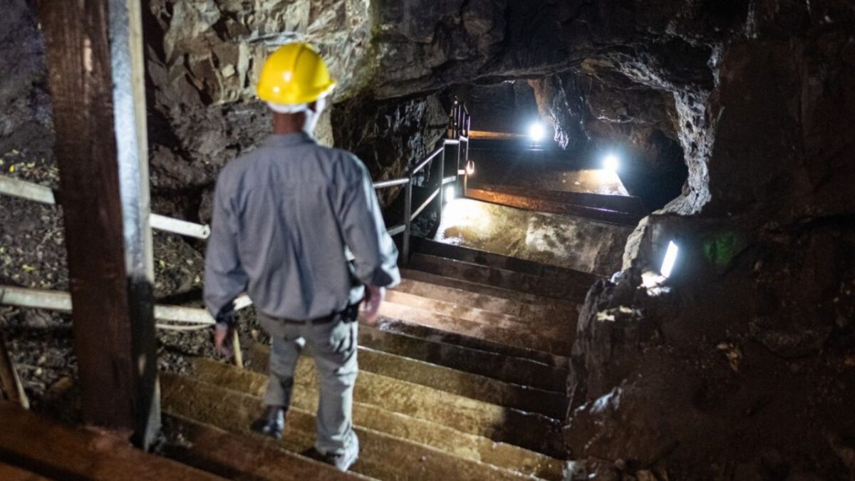 Trabajador baja en la cuna de la humanidad