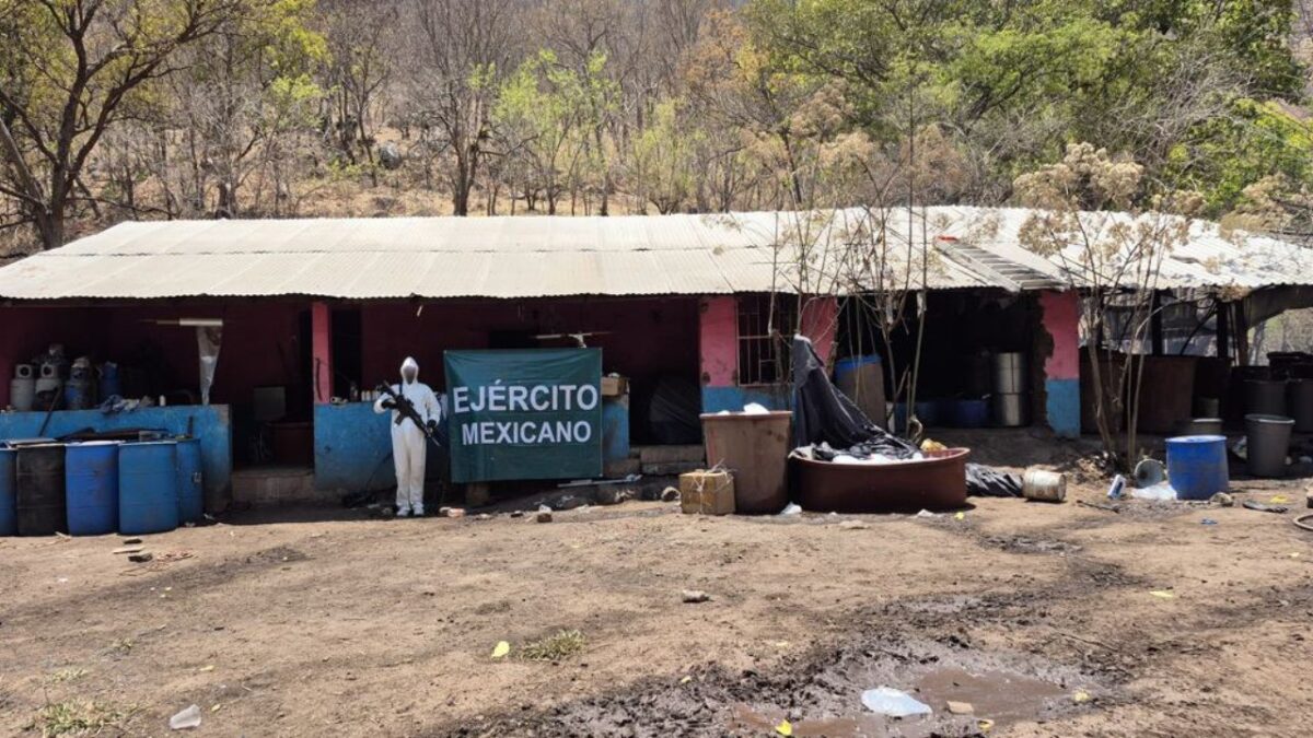 Defensa destruye laboratorio de metanfetamina con valor de 1.2 mmdp