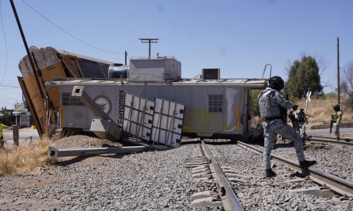 Tres vagones, uno de ellos de la Guardia Nacional, de un tren descarrilaron en la capital de Zacatecas.