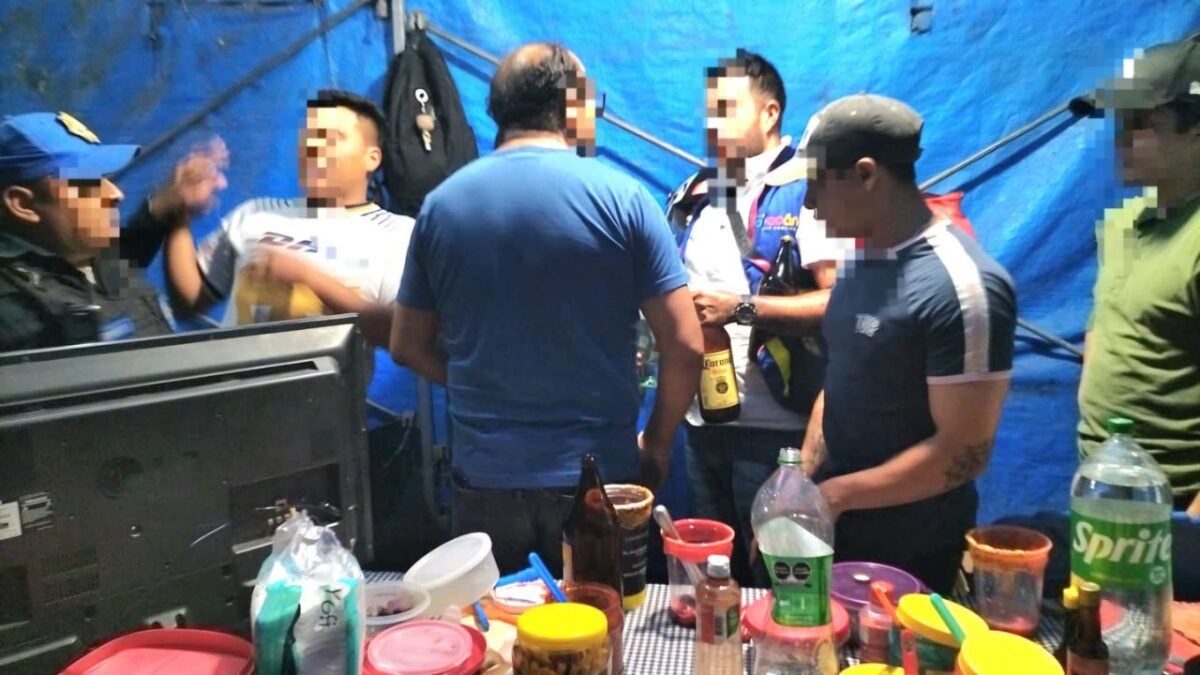 Elementos del programa "Escudo Coyoacán", en coordinación con la Secretaría de Marina, recorrieron dos tianguis ubicados en las colonias Carmen Serdán y Pedregal de Santo Domingo este fin de semana para desmantelar puestos irregulares así como "chelerías" en domicilios.