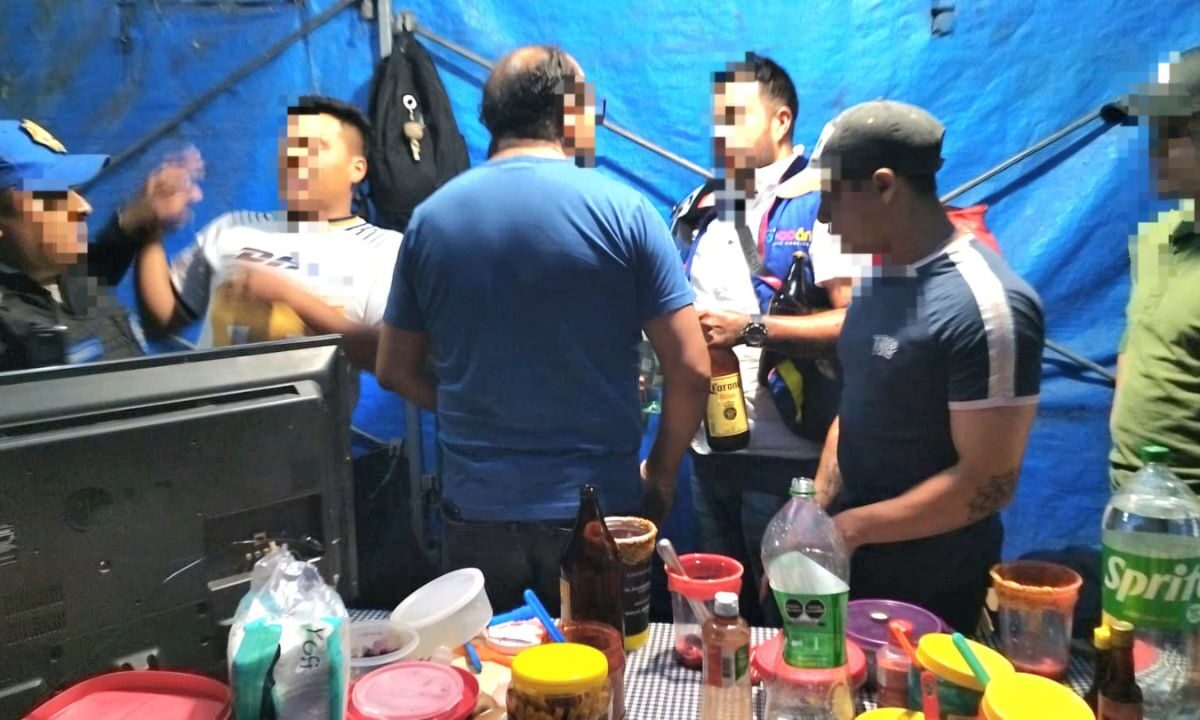 Elementos del programa "Escudo Coyoacán", en coordinación con la Secretaría de Marina, recorrieron dos tianguis ubicados en las colonias Carmen Serdán y Pedregal de Santo Domingo este fin de semana para desmantelar puestos irregulares así como "chelerías" en domicilios.