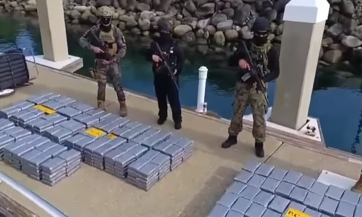 Decomisan 840 kilos de droga en yate de lujo en Costa Rica; iban a bordo tres mexicanos que quedaron detenidos.