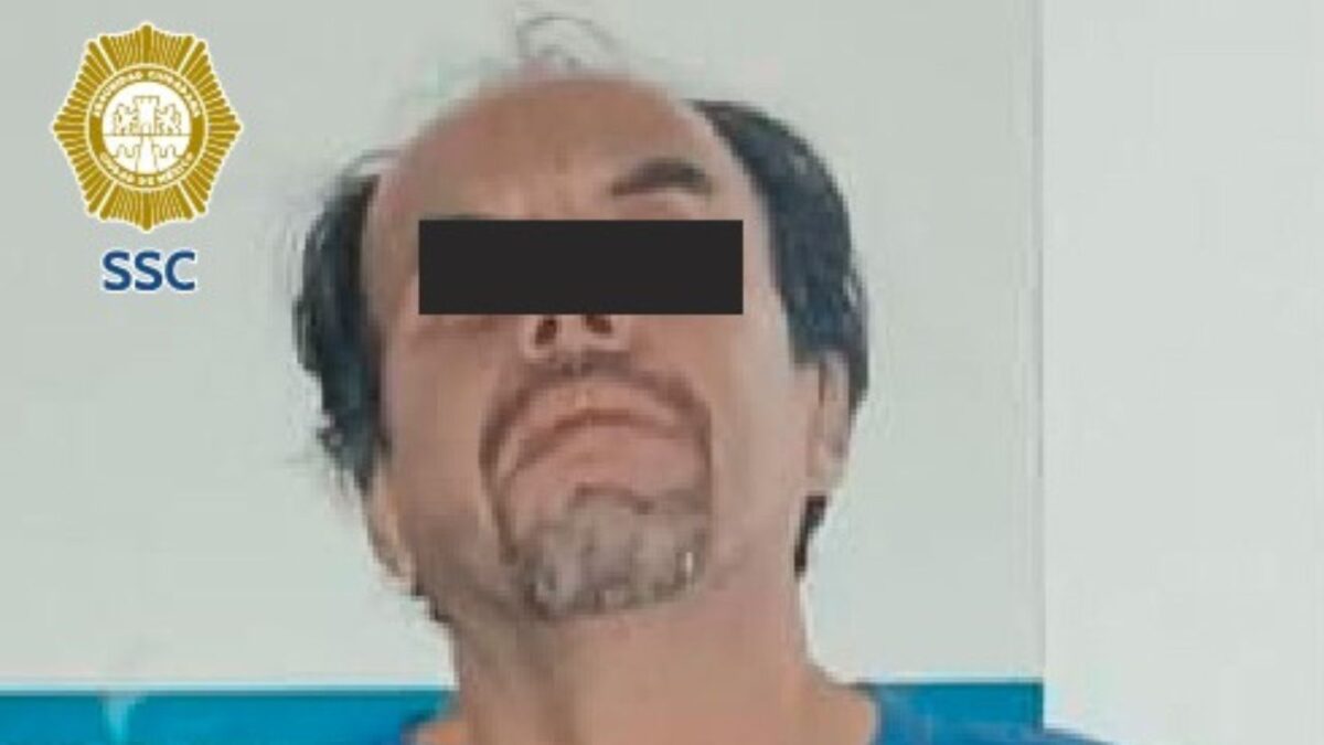 Elementos de la Secretaría de Seguridad Ciudadana (SSC) detuvieron a un individuo por ejercer acoso a una menor de edad en calles de la alcaldía Azcapotzalco; el individuo fue captado por un circuito de cerrado de televisión.