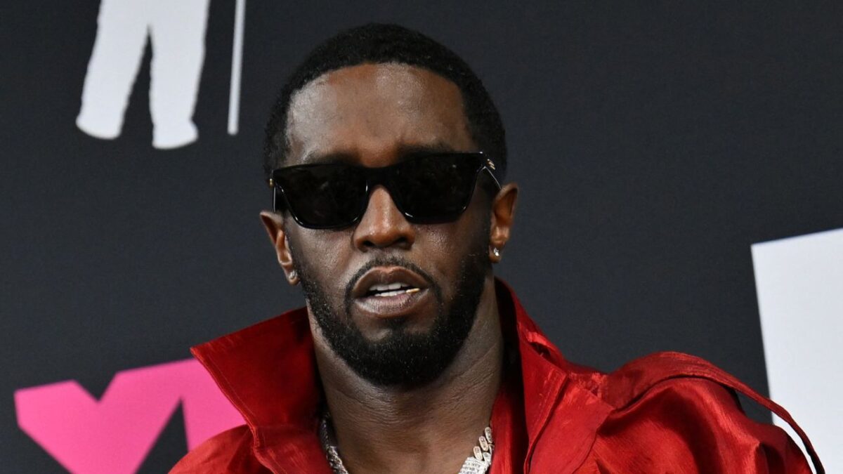 El rapero Sean "Diddy" Combs se declaró este lunes no culpable de dos nuevas acusaciones que se suman a otras tres existentes por chantaje, tráfico sexual y transporte para ejercer la prostitución que le sentarán en el banquillo de la justicia a partir de mayo.