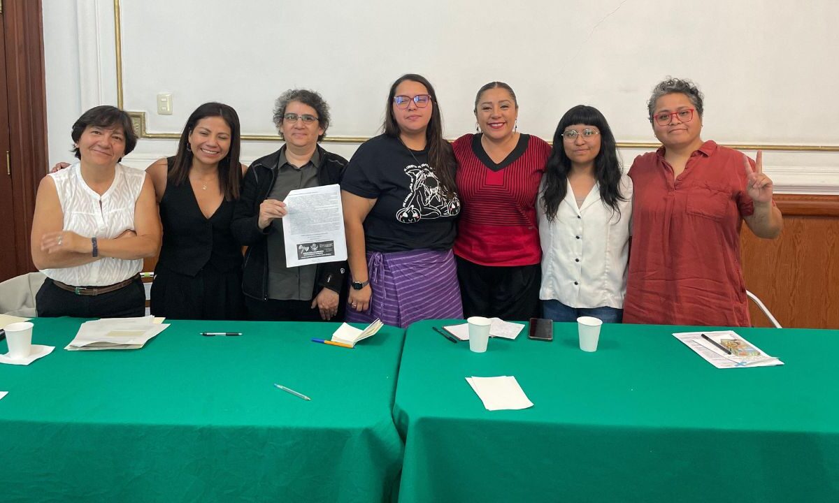 En el encuentro en el palacio legislativo, diputados de Morena e integrantes de la comunidad expusieron la discriminación que sufren las mujeres lesbianas.