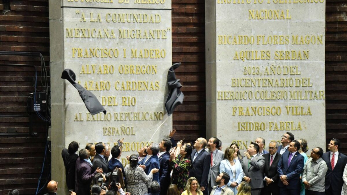 La Cámara de Diputados develó inscribió en letras de oro "a la comunidad migrante", en el muro de Honor del salón de sesiones.