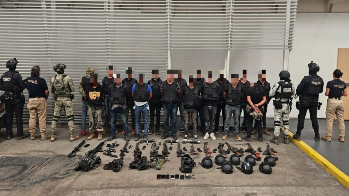 17 personas detenidas y 14 fusiles asegurados en Michoacán.