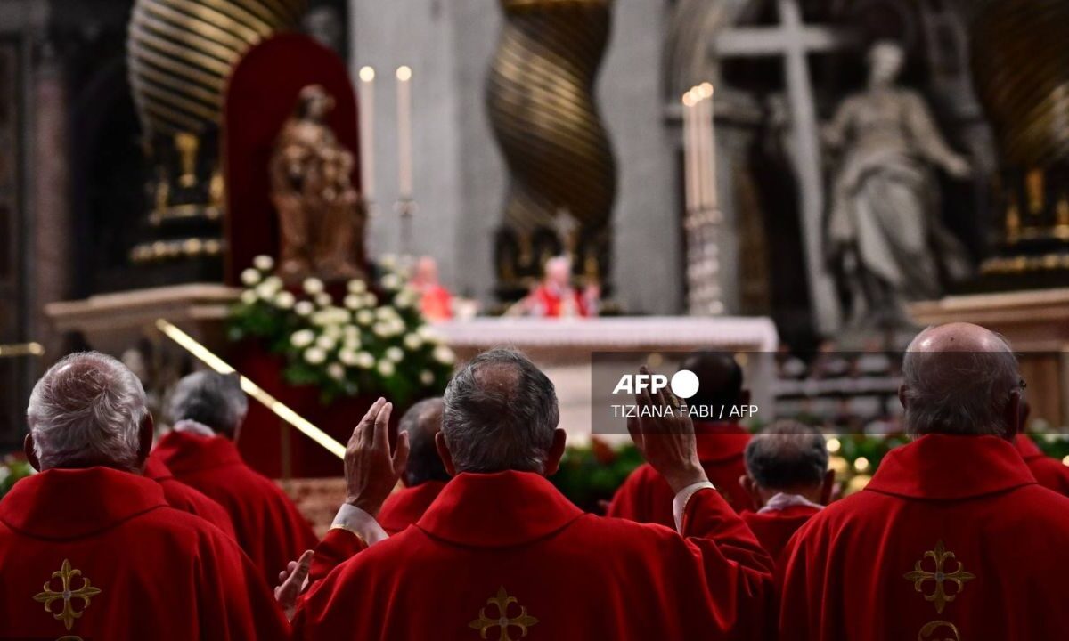 El cardenal Angelo Becciu acusado de fraude financiero en el Vaticano comunicó su decisión de no participar en el próximo Cónclave.