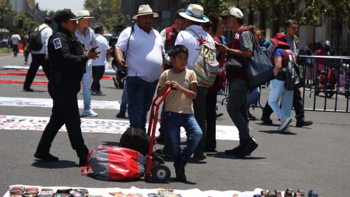 En el corazón de la capital, ver a menores de edad vendiendo dulces o pidiendo dinero es común y la vez, desapercibido, situación que los vuelve susceptibles a la delincuencia y explotación.