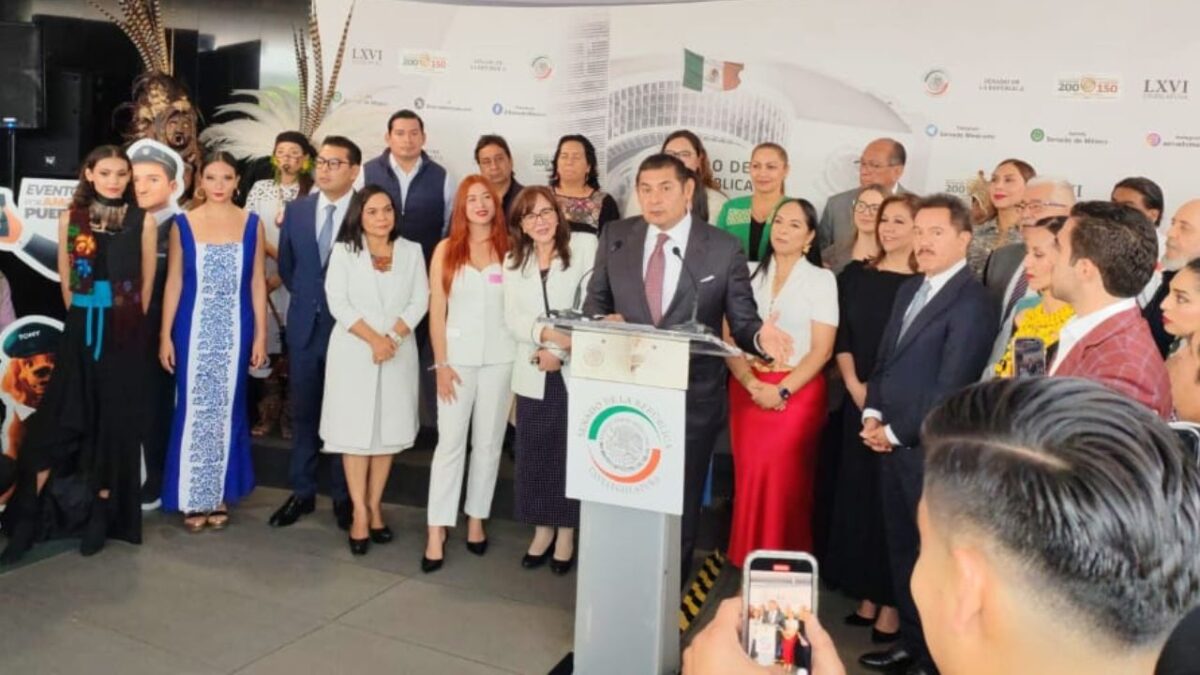 Desde el Senado, el gobernador Alejandro Armenta presentó la cartelera de eventos de “Por Amor a Puebla”.