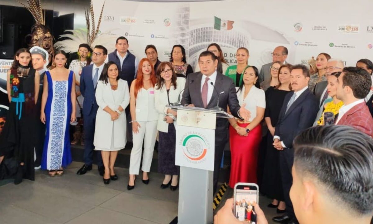 Desde el Senado, el gobernador Alejandro Armenta presentó la cartelera de eventos de “Por Amor a Puebla”.