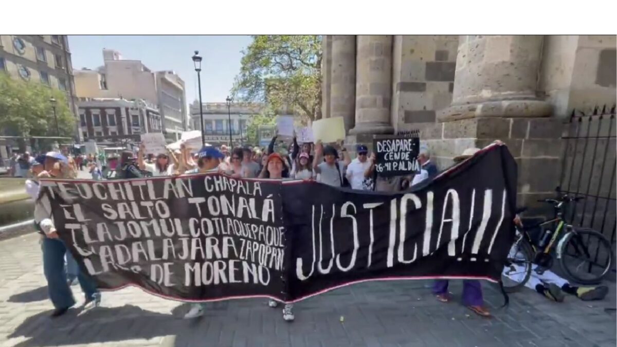 En Guadalajara marcharon desde Plaza Universidad hasta palacio de Gobierno, para exigir la pronta aparición de dos jóvenes estudiantes.
