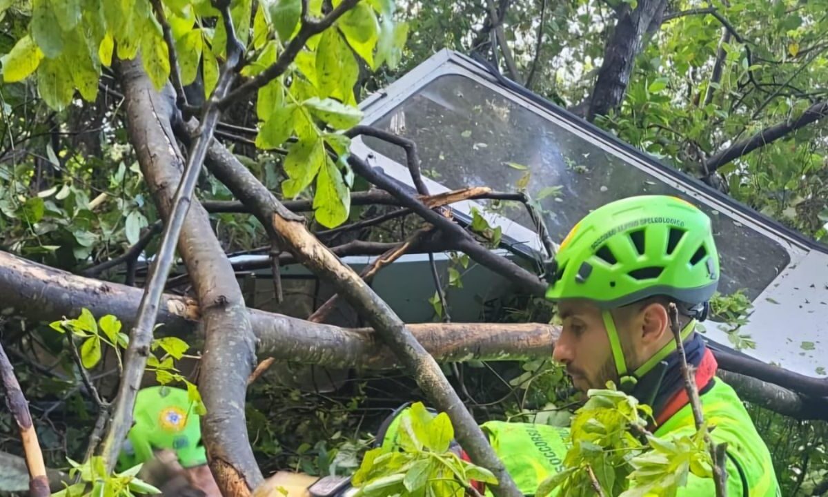Durante este jueves en la zona de Monte Faito en Nápoles, Italia, un teleférico cayó dejando como saldo cuatro personas muertas.