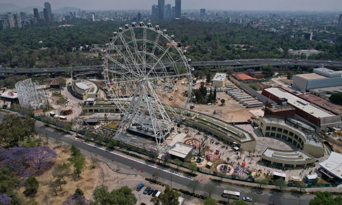 Rueda del Parque Aztlán sufre apagón; quedan atrapados y suspendidos en los aires los visitantes.