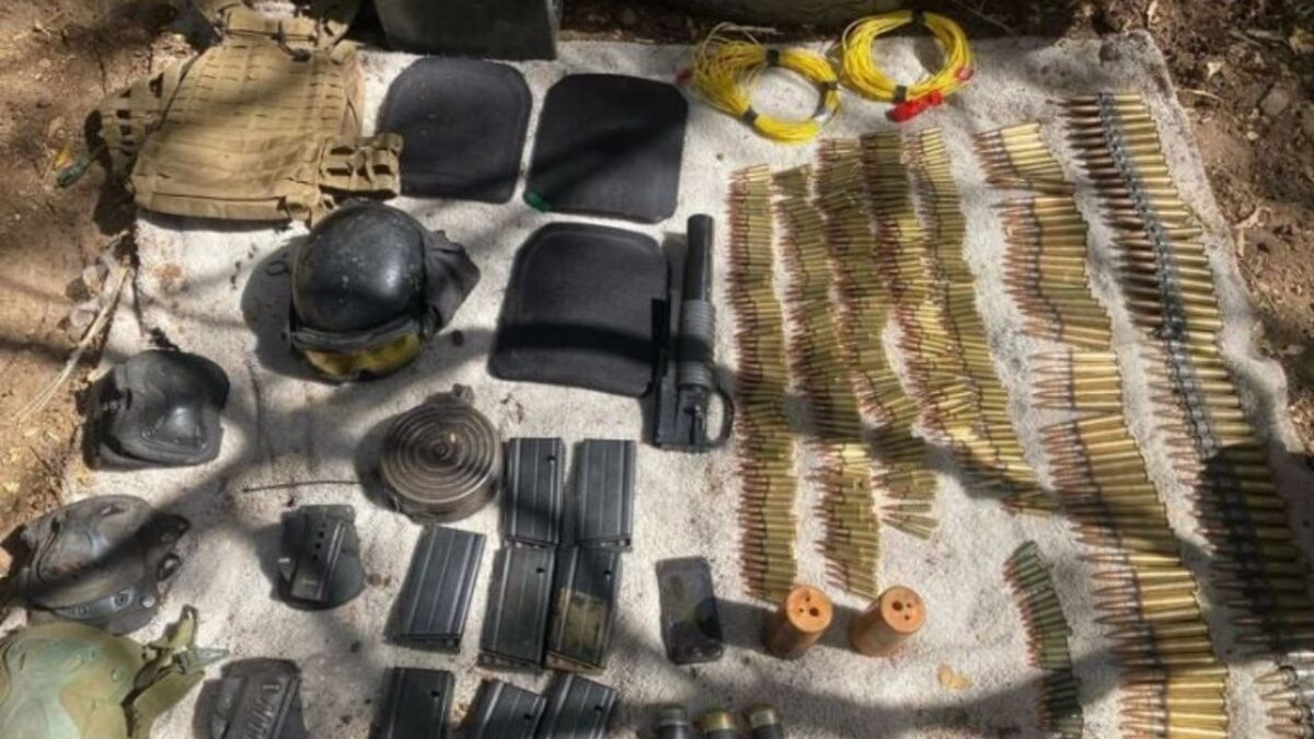 Chalecos tácticos, armas largas y cargadores son parte de lo confiscado. 